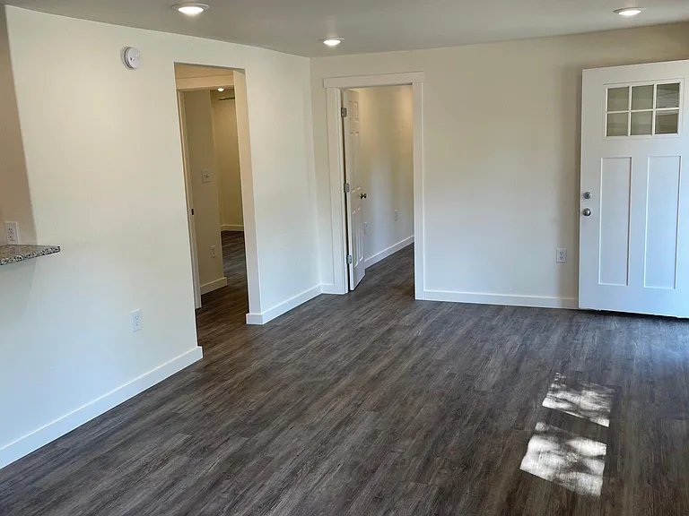 232 W Ash St — Photo 4