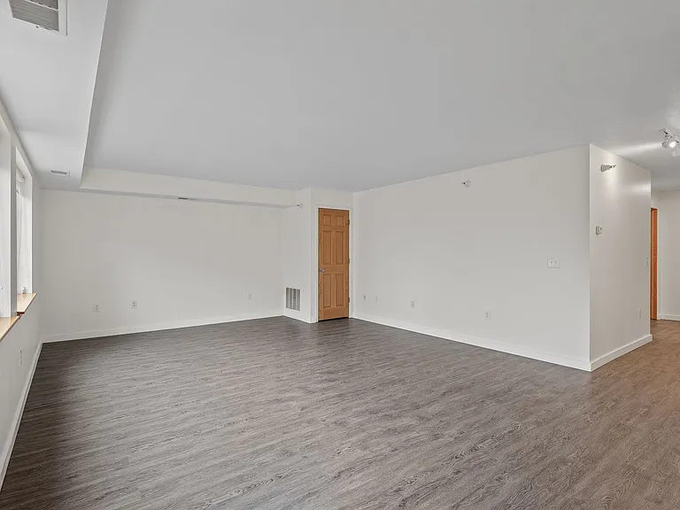 500 W Franklin Ave — Photo 18
