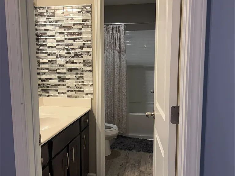 Upstairs_Full Bath