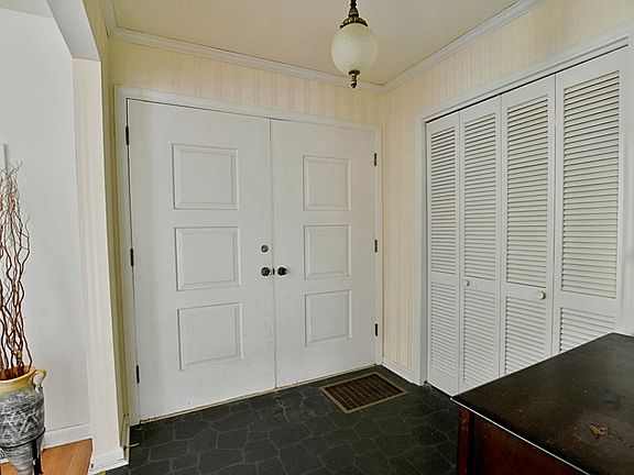 5th image of 635 Lakeside Dr