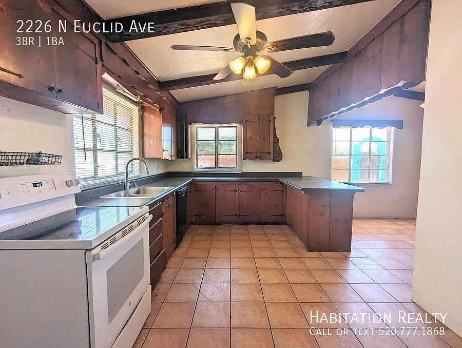 1/2 off 1st Month's Rent Pleasant 3Bed/1Bath + Office/Den, Jefferson Park Home with a Large Backy... — Photo 3