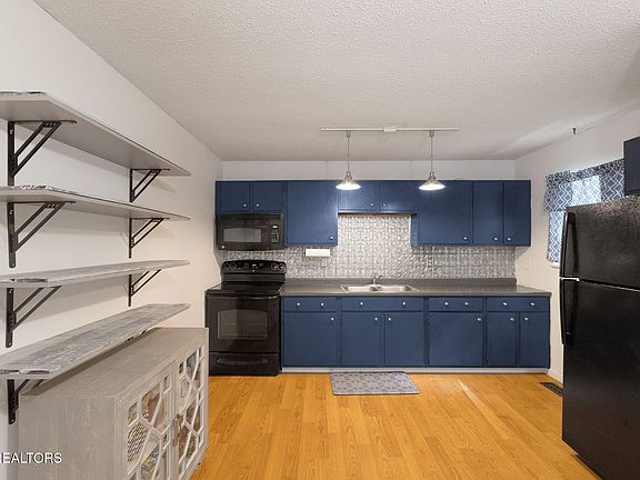 5th image of 606 W 10th Ave