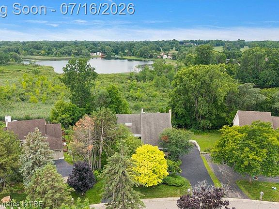 5th image of 4948 Champlain Cir