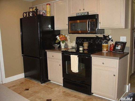 5th image of 111 Singingwood Dr