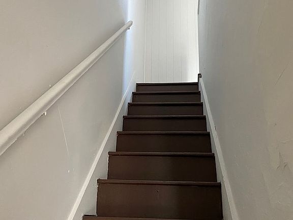 4th image of 935 W College Ave