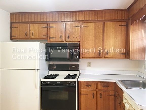 4th image of 330 Greenwood St