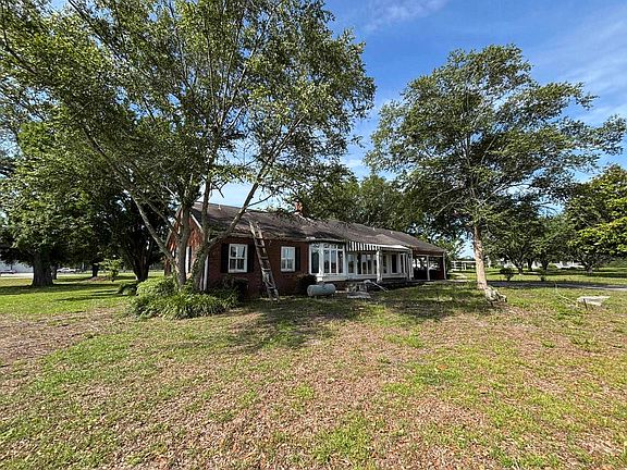 3rd image of 855 NE Delphinium Dr