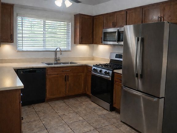 4th image of 29 Scottsdale Dr S