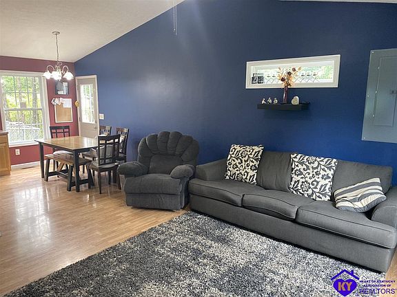 3rd image of 410 Warren Dr
