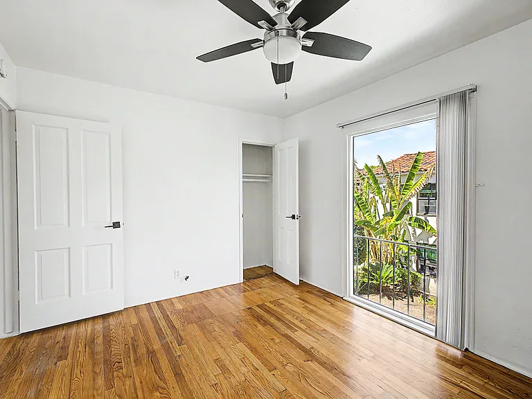 Las Palmas Apartments — Photo 13
