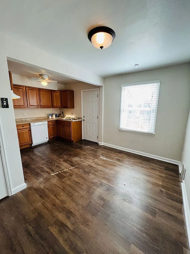 2 bedroom home - Country Club Hills — Photo 3