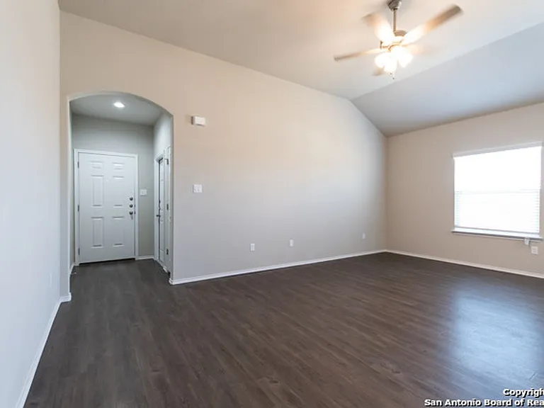 602 Grayson Ln — Photo 4