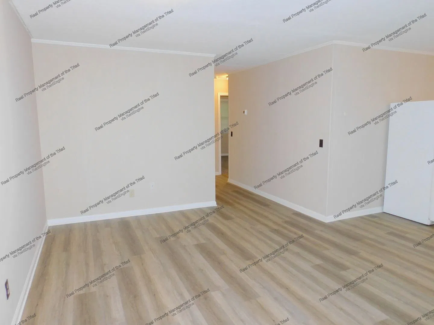 3 bed, 1.0 bath, 975 sqft, $1,100 — Photo 4