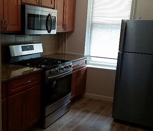 2nd image of 522 Macdonough St #1