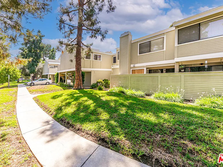 22135 Burbank Blvd #4 — Photo 36