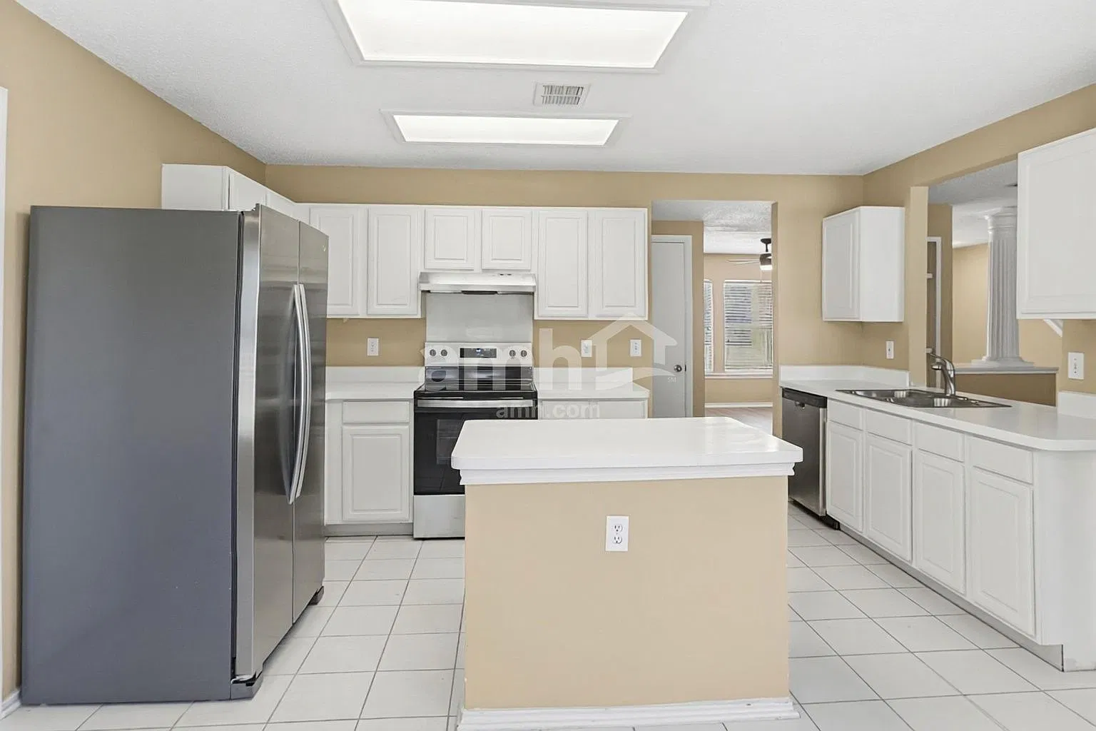 3 bed, 2.5 bath, 2456 sqft, $2,400 — Photo 4