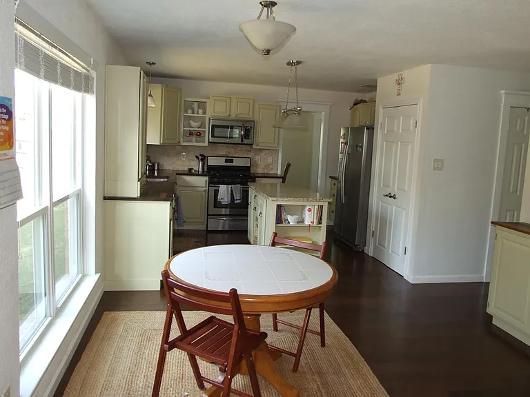 2221 Bershire Dr — Photo 9