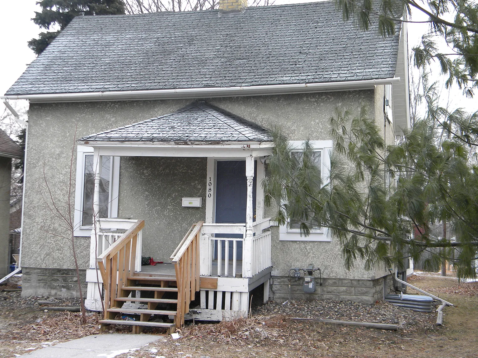 4 bed, $2,100 — Photo 1