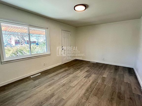4th image of 609 Manitoba Dr