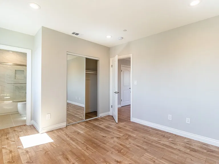 1737 S Longwood Ave — Photo 45