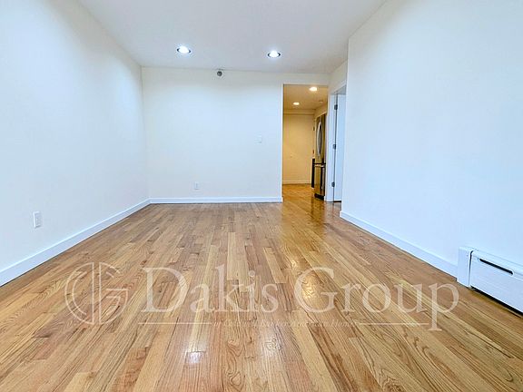 5th image of 2232 Steinway St #1