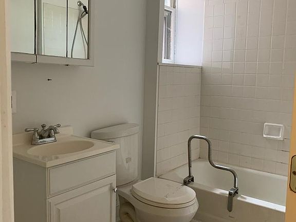 3rd image of 1011 W 6th St