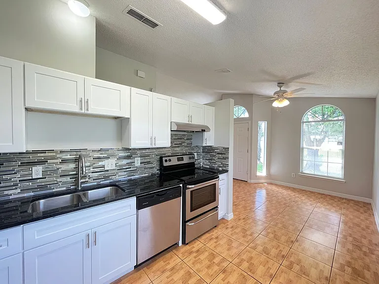 313 San Gabriel St — Photo 2