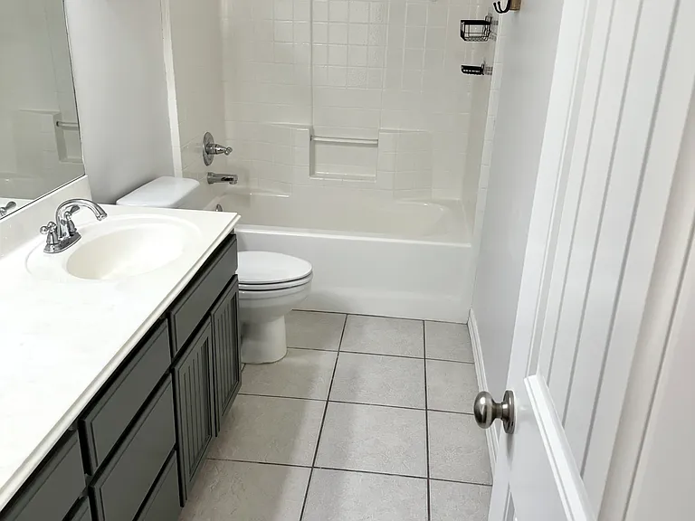 2212 E Queens St — Photo 5