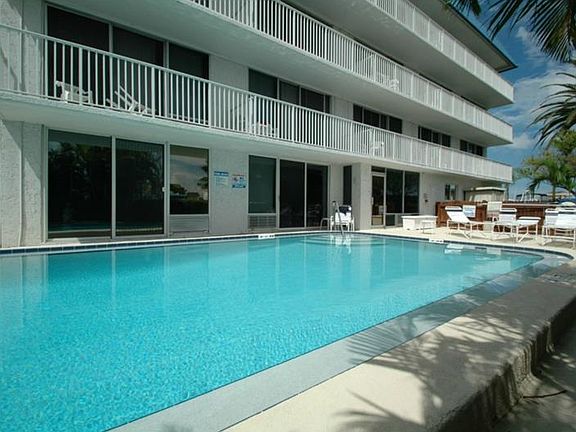 4th image of 800 Bayway Blvd APT 10