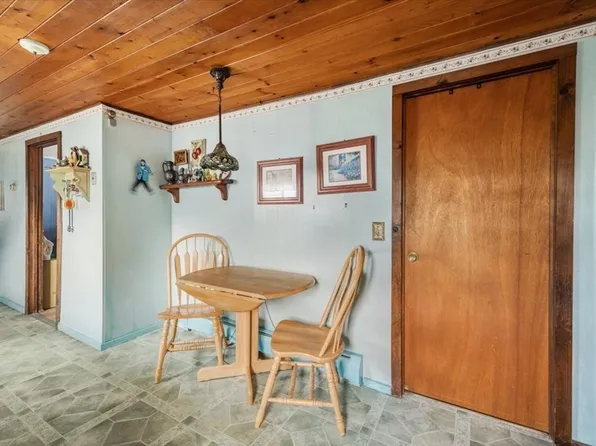 8 Sidney Ave, Swansea, MA 02777