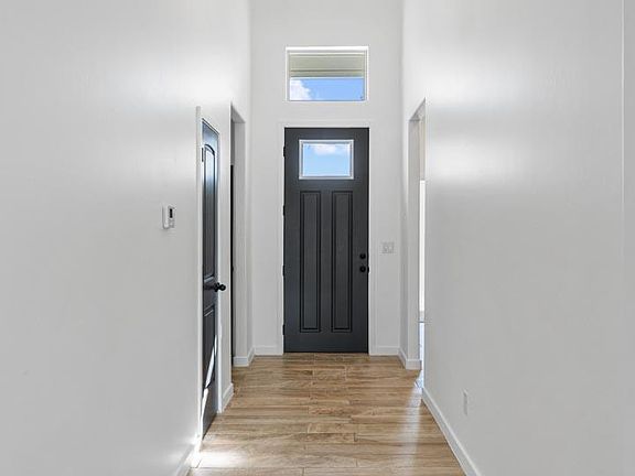 3rd image of 828 Fairford Pl