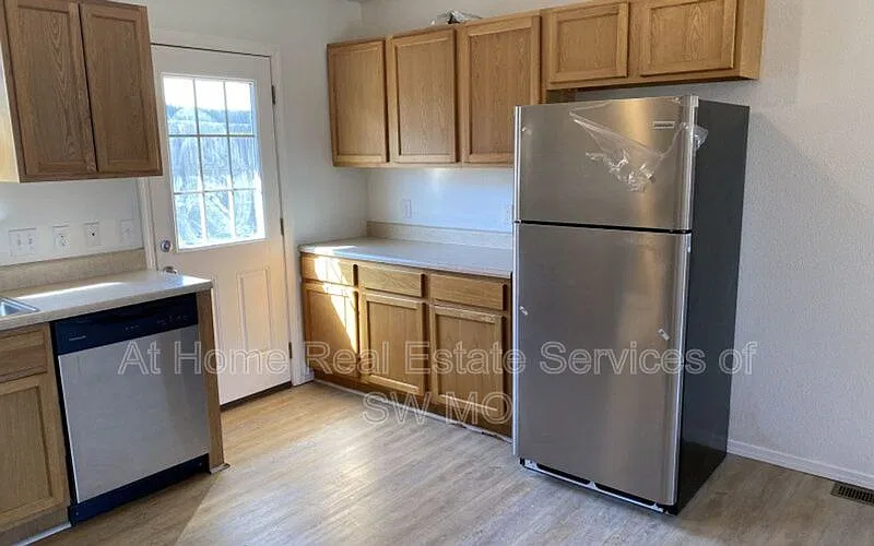 3 bed, 2.0 bath, 1289 sqft, $1,355 — Photo 1