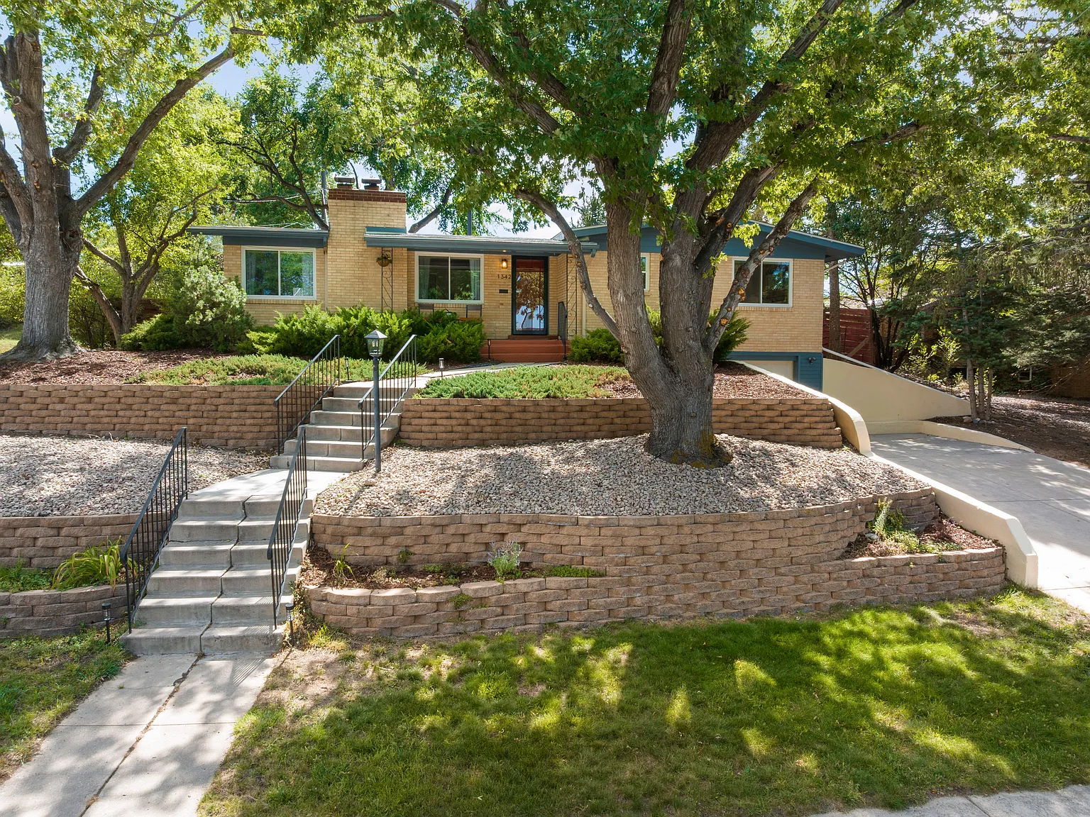 3 bed, 2324 sqft, $3,500 — Photo 2