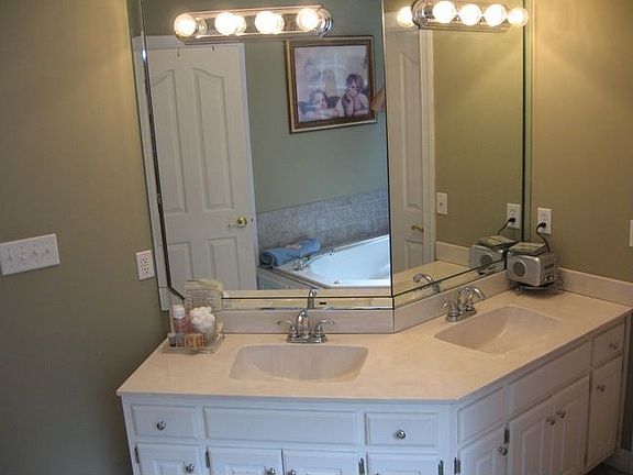 Dream Master bath with DB sinks, jetted tub plus shower!