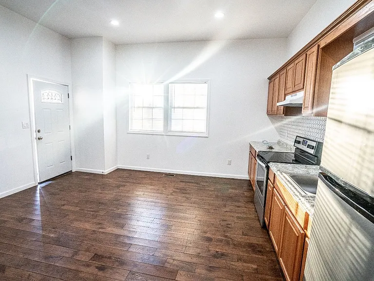 43-45 Case Ave — Photo 7