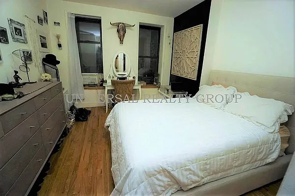 Rented by Universal Realty Group | media 4