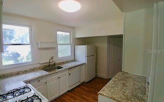 3rd image of 2709 Bayside Dr S