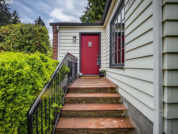 5th image of 14327 SE Upper Aldercrest Dr