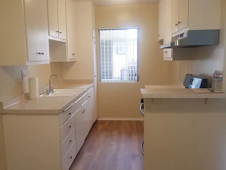 STUNNING APARTMENT IN A GREAT LOCATION! — Photo 18