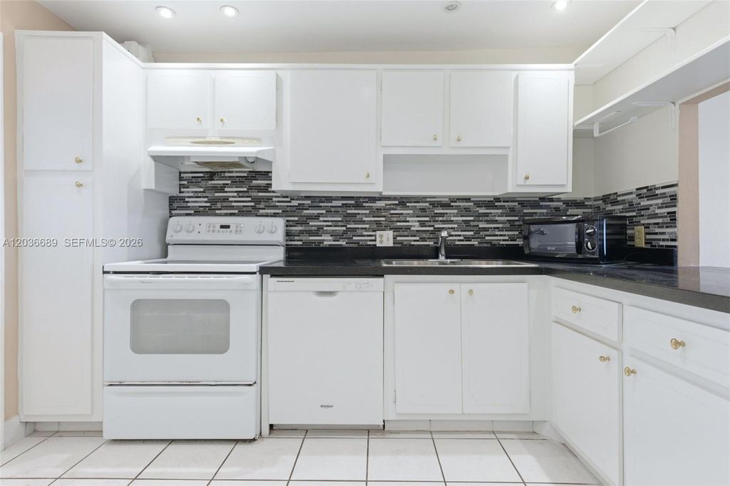 3200 N Palm Aire Dr APT 501, photo 8