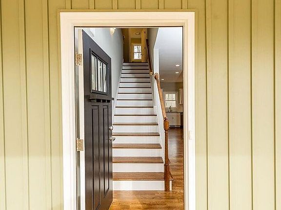 4th image of 207 Schothum St