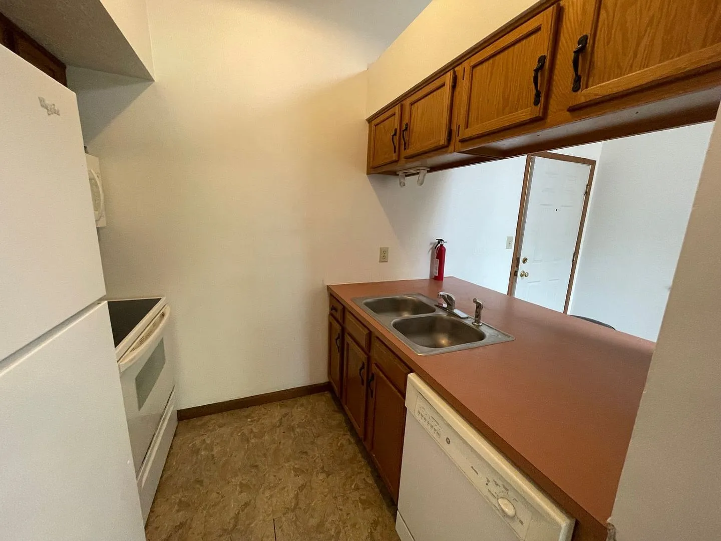 Leslie Manor Apartments — Photo 4