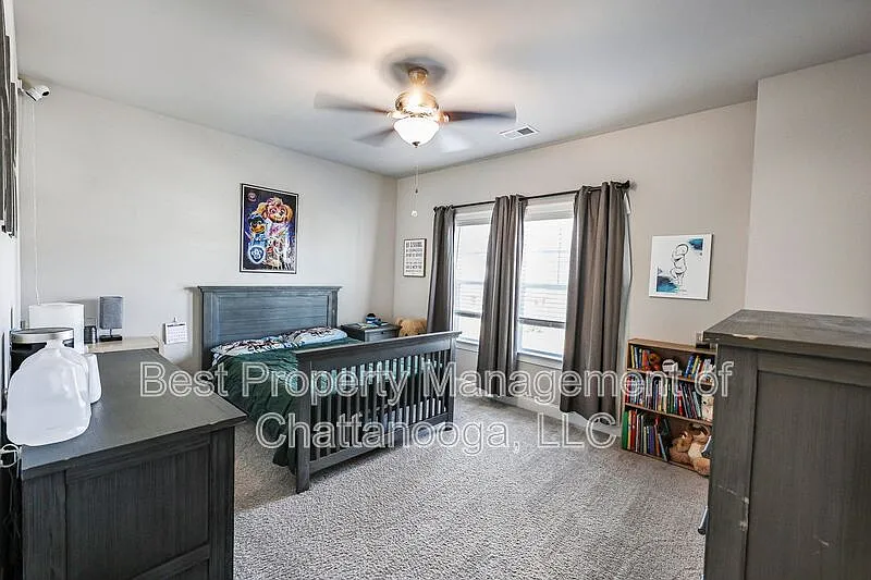5 bed, 4.5 bath, 4203 sqft, $3,295 — Photo 4
