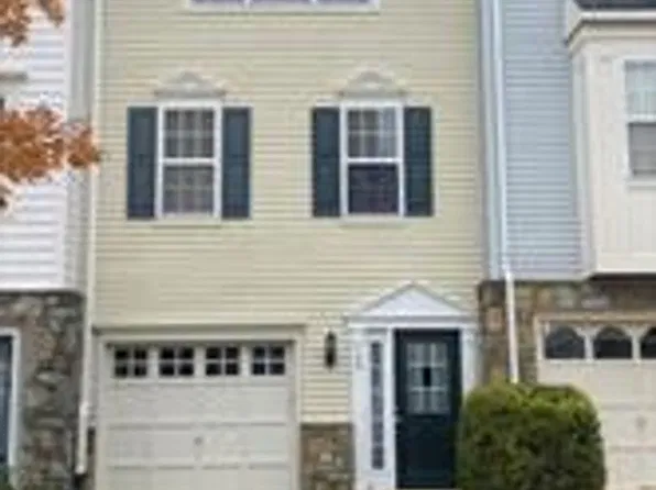109 Meadows Ln, Alexandria, VA 22304