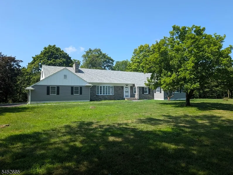 5 bed, 2.5 bath, 2569 sqft, $5,000 — Photo 4