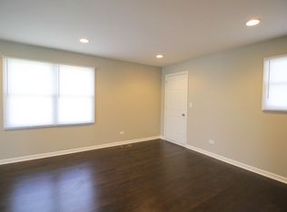 4002 Owl Dr, Rolling Meadows, IL 60008