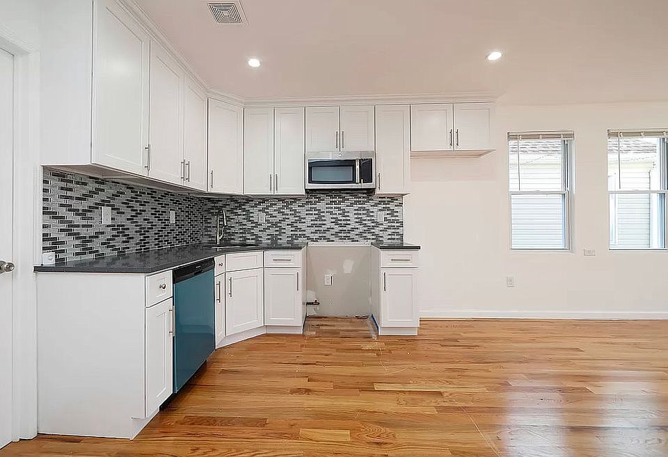 1st image of 167-27 168th St