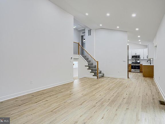 3rd image of 2802 Steele Rd