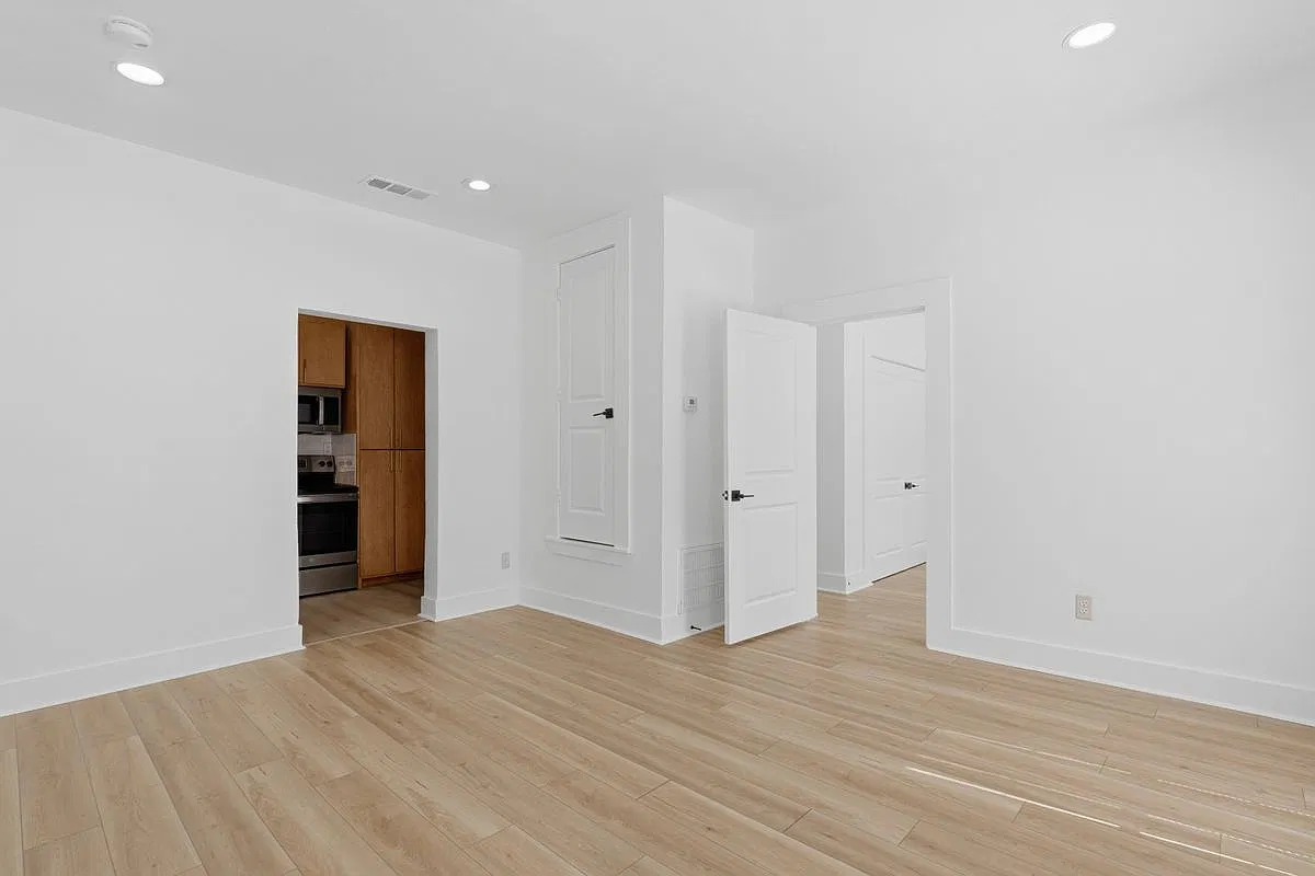 506 N Lancaster Ave — Photo 3