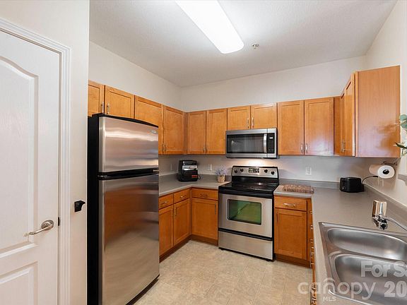 5th image of 233 Appeldoorn Cir